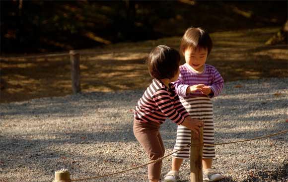 言語を習得する過程 − 子どもと大人の違い